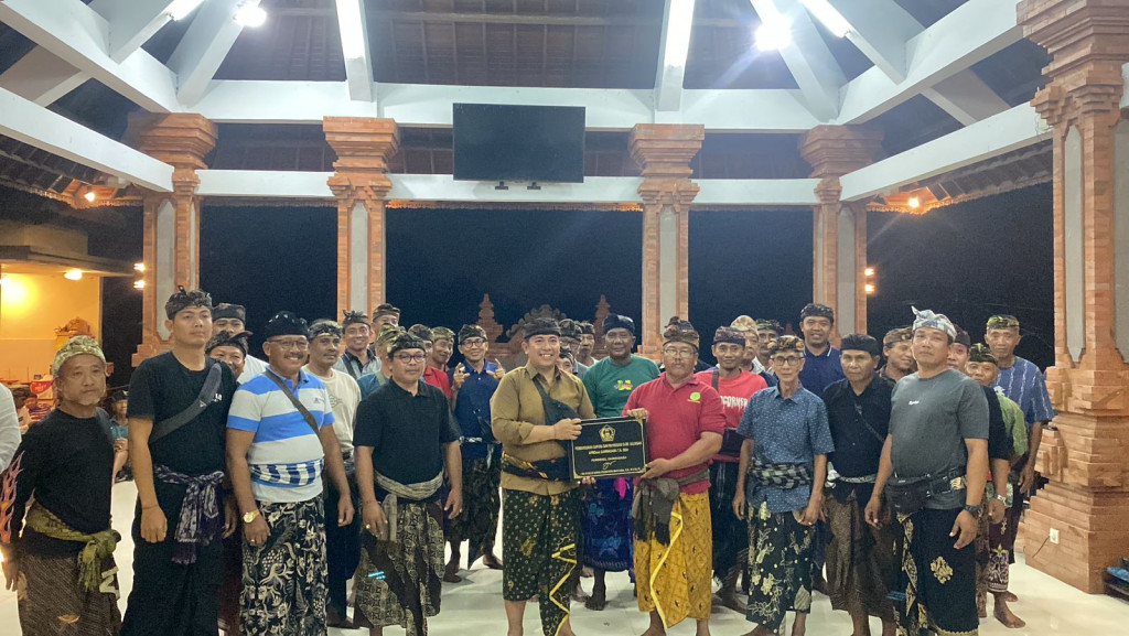 SERAH TERIMA PEMBUATAN GAPURA DAN PAVINGISASI DI BR. GULINGAN